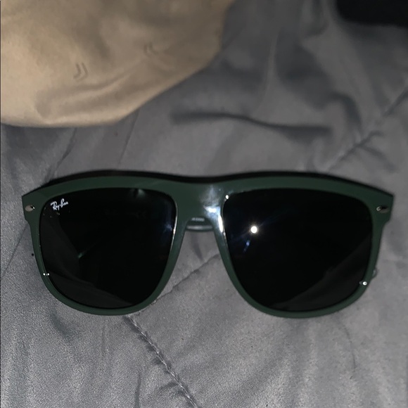 Ray-Ban Green Sunglasses with Case - Picture 1 of 3